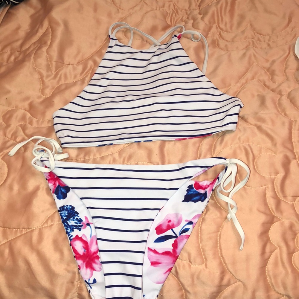 Bikini - Picture 2 of 2